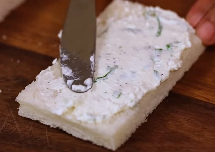 appylyin curd filling on bread