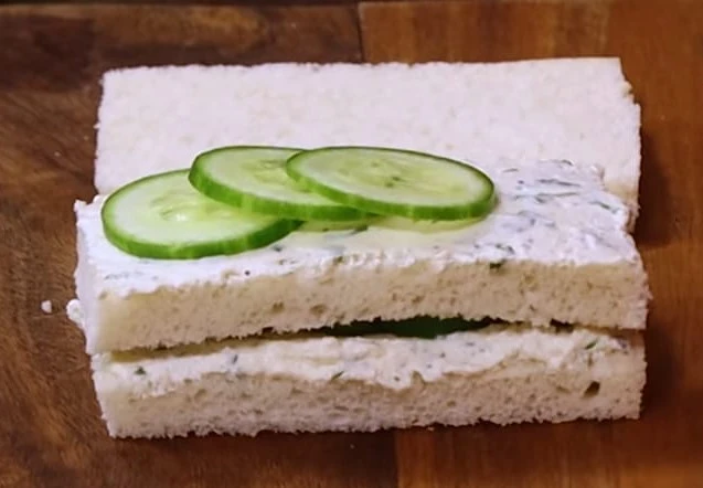 assembling hung curd sandwich