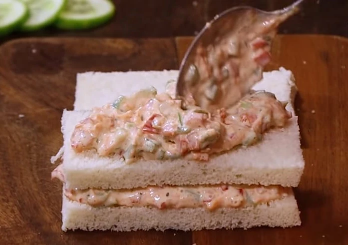 assenbling mayo sandwich