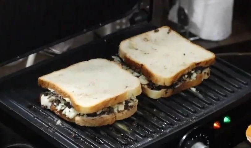 grilling of chocolate sandwich on griller