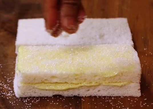 sprinkle sugar on sandwich