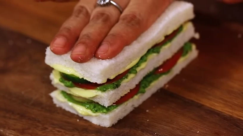 assembling veg chutney sandwich