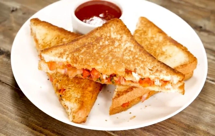 Simple onion tomato sandwich is ready