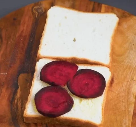 beetroot sliceson bread