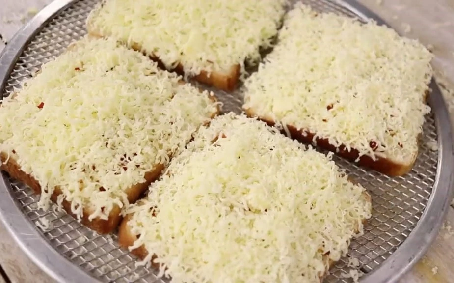 bread slies on pizza tray