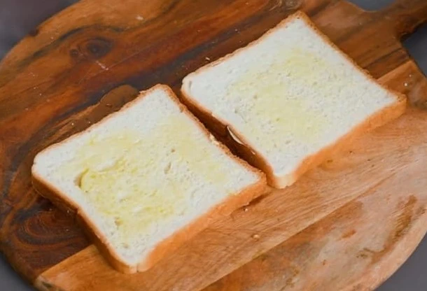 butter on bread slices