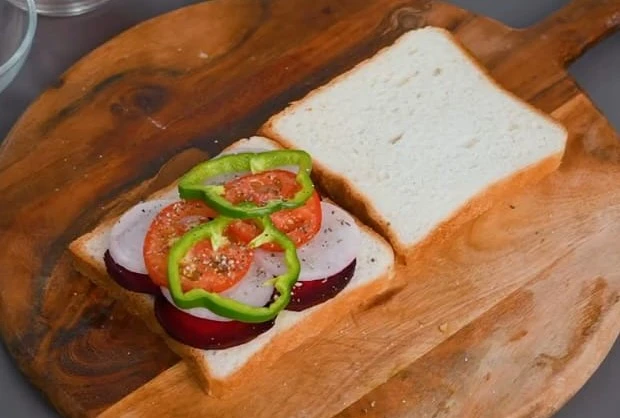 capsicum, onion, and tomato on bread