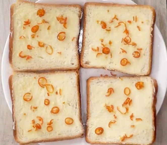 chopped red chilli on bread slices