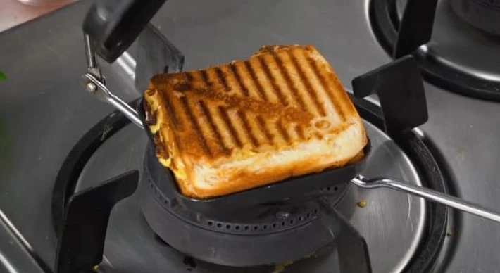 paneer tadka sandwich in toaster