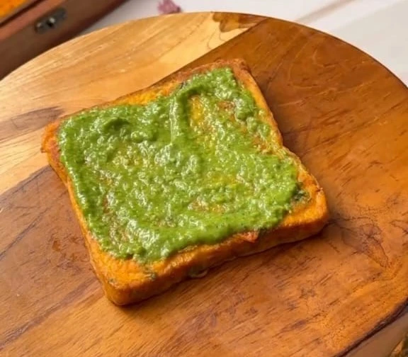 apply green chutney on bread