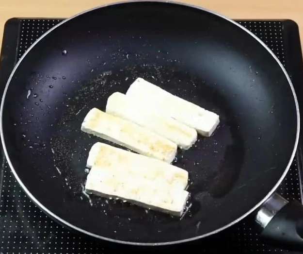 frying paneer pieces