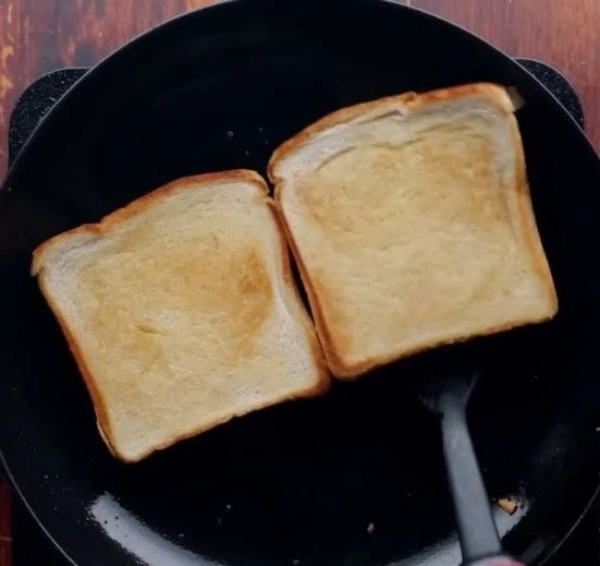 heating the slices of bread in pan