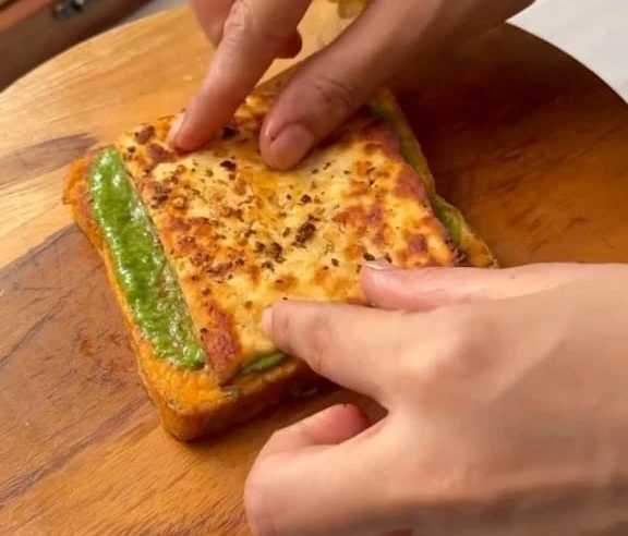 placing the paneer in sandwich