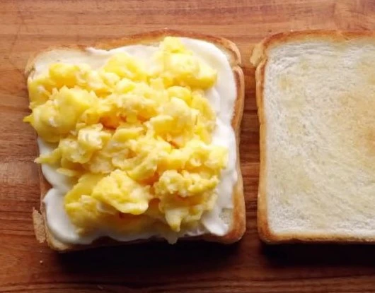 spreading stuffing on bread